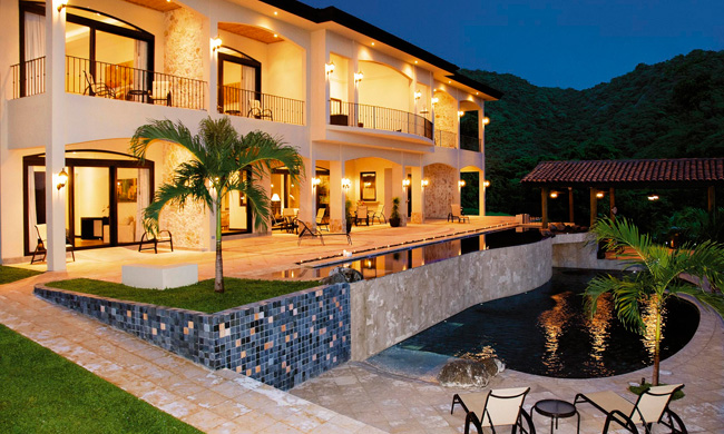 Villa-Buena-Onda-Hotel-at-night